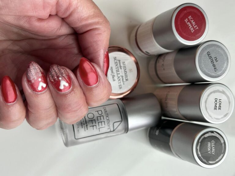 Image of manicure featuring gelmoment polishes